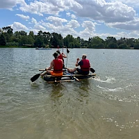 Team paddelt mit selbst gebautem Floß