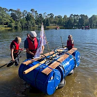 Flooß wird ins Wasser geschoben