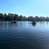 Floß schwimmt auf dem Wasser