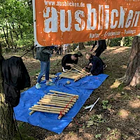 Ausstattung fürs Brückenbauen im Wald
