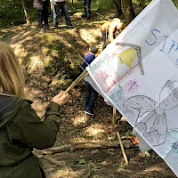 Frau mit bemalter Flagge