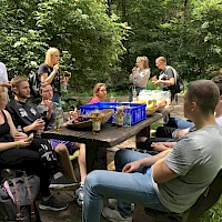 Pause vom Teambuilding mit Getränken am Tisch