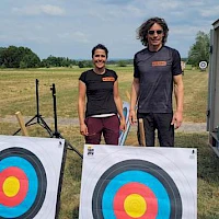 Mann und Frau hinter Zielscheiben