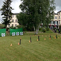 aufgestellte Hütchen und Zielscheiben zum Bogenschießen