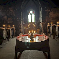 Weingläser und Weinfässer