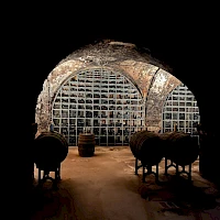 Weinfässer im Gebäude