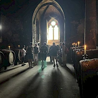 Team bei den Weinfässern