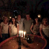 Wein trinken bei Kerzenlicht