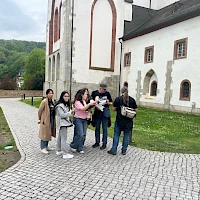 Gruppe vor dem Kloster