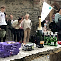 Weinverkostung und Milka Schokolade