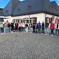 Gruppenaufstellung vorm Gebäude