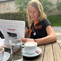 Frau organisiert Teambulding bei einer Tasse Kaffee