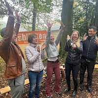 Team freut sich über eine Flasche Wein