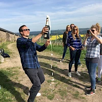 Mann mit überschäumendem Wein