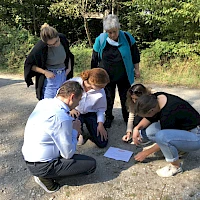 Team hockt vor einer Karte