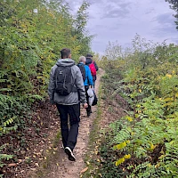 gemeinsam draußen spatzieren