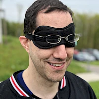 Mann mit Brille über der Augenbinde