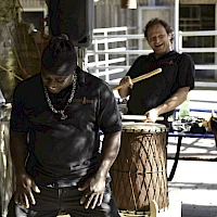 zwei Männer trommeln