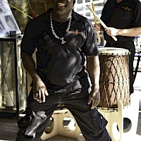 Ein Mann tanzt, ein anderer trommelt