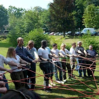 Team mit gespannten Seilen