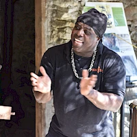 Mann klatscht beim Teamtrommeln