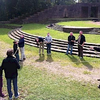 gespanntes Seil zwischen Leuten