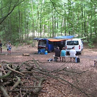 Lagerplatz im Wald