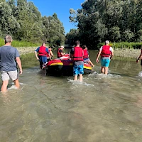 Raftboot wird ins Wasser gezogen
