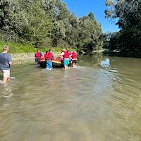 Raftboot wird ins Wasser gezogen
