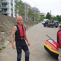 Mann mit Schwimmweste