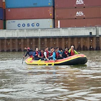 Team auf Raftboot im Wasser