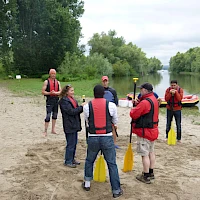 Team rüstet sich mit Paddeln aus