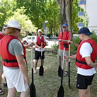 Team mit Paddelausrüstung