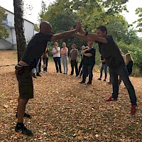 zwei Männer drücken gegeneinander