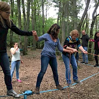 Teambuilding auf dem Seil balancieren