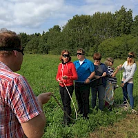 blindes Teambuilding mit Augenbinde im Freien