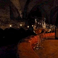 Weinprobe im Dunkeln