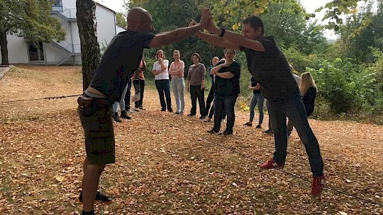 Firmenevent mit Niedrigseil-Parcours und Teamspielen