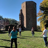 Teambuilding im Kreis, alle an einem Seil