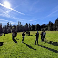 Teambuilding in der Natur auf der Wiese