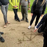 Team zeichnet Nicolaushaus auf den Boden