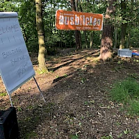 Flipchart mit der Beschriftung: Welcome Bridges Building