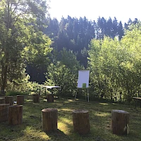 Flipchart in der Natur vor einem Sitzkreis