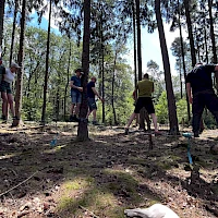 Teambuilding auf Seil balancieren